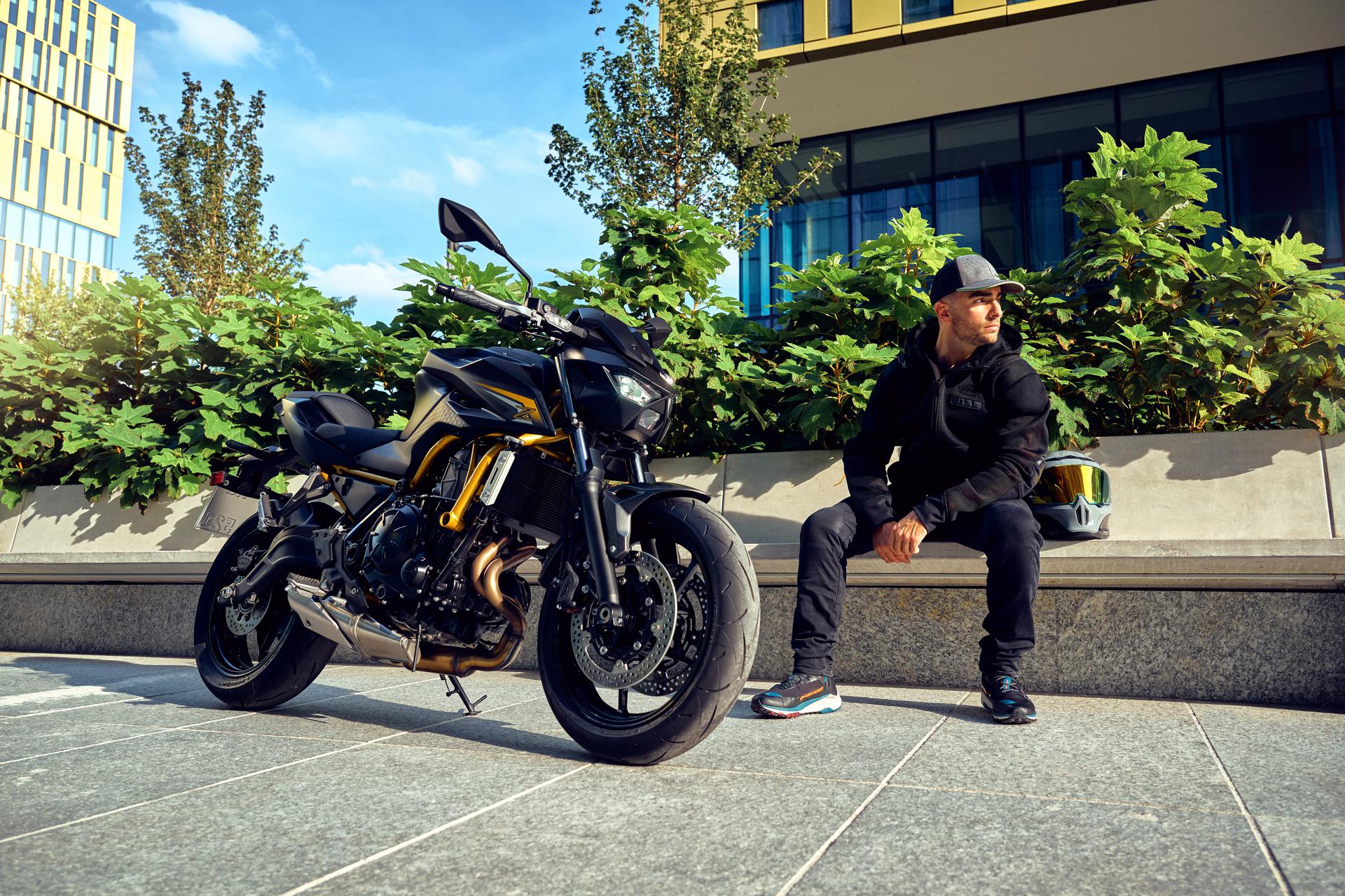 Motociclista e moto Kawasaki Z650 S